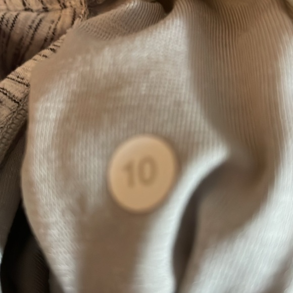 #072, Lululemon Vintage pullover top, zipper pocket in back, size 10 - Picture 4 of 4